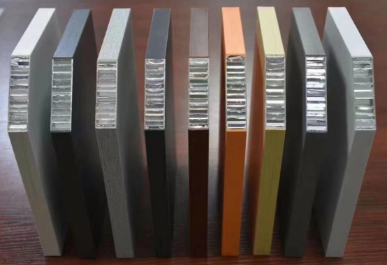 吊頂裝飾鋁蜂窩板天花 可定制，鋁蜂窩板具有重量輕、強度高、平整度好等優點，在產品規格、裝飾縫形成、材料和顏色方面有多種的選擇，能夠展示豐富的墻面表現效果，實現了建筑物的實用性和美觀度。